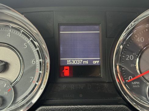 Used 2014 Chrysler Town & Country S FWD image 12