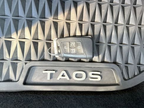 Used 2022 Volkswagen Taos SE image 36