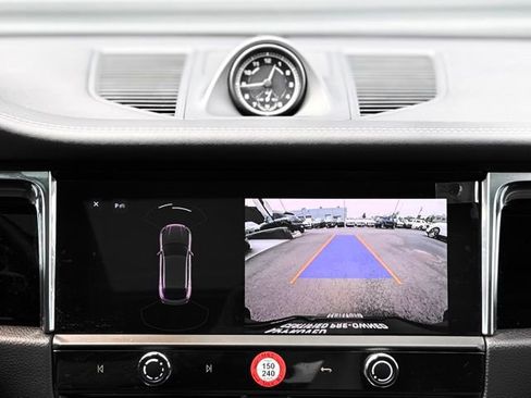 Certified 2025 Porsche Macan AWD/4WD image 29