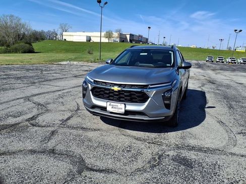 Used 2025 Chevrolet Trax LT w/ LT Convenience Package FWD image 42