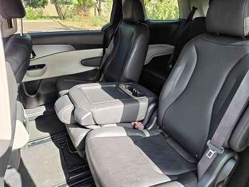 Used 2024 Kia Carnival LX FWD image 17