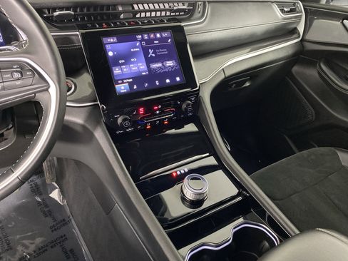 Used 2023 Jeep Grand Cherokee L Laredo image 28