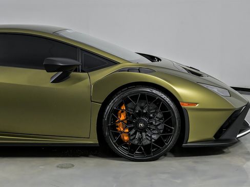 Used 2023 Lamborghini Huracan STO image 15