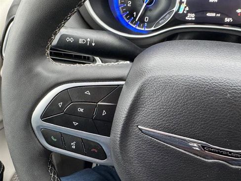 Used 2024 Chrysler Pacifica Touring-L image 22