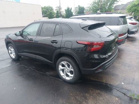 Used 2024 Chevrolet Trax LS w/ LS Convenience Package FWD image 3