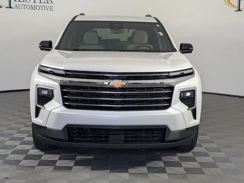 Used 2025 Chevrolet Traverse LT w/ Driver Confidence Package FWD image 3