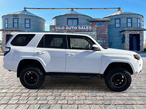 Used 2018 Toyota 4Runner SR5 AWD/4WD image 6