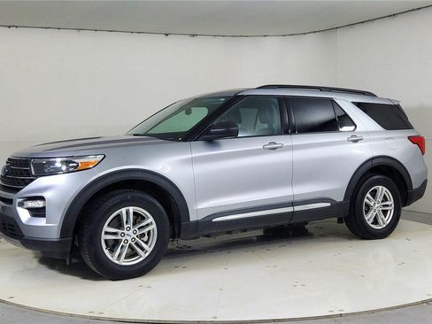 Used 2021 Ford Explorer XLT w/ Equipment Group 202A image 3