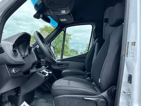 Used 2025 Mercedes-Benz Sprinter 2500 image 24