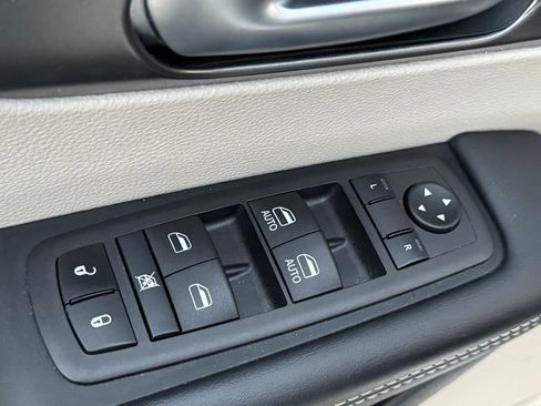 Used 2024 Chrysler Pacifica Touring-L image 13