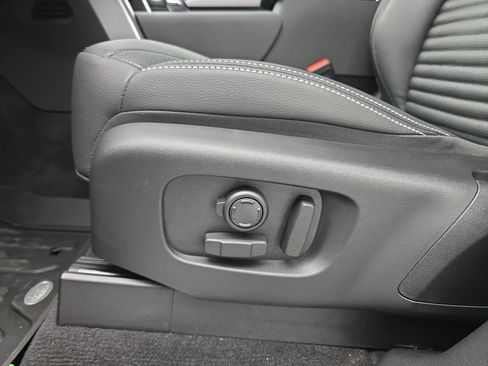 New 2025 Land Rover Discovery Dynamic SE image 30