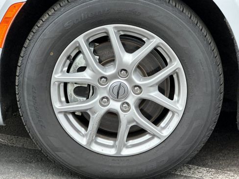 Used 2024 Chrysler Pacifica Touring-L FWD image 27