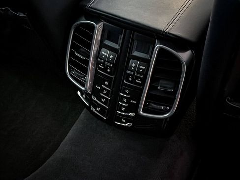 Used 2013 Porsche Cayenne Turbo w/ Premium Pkg Plus AWD/4WD image 32