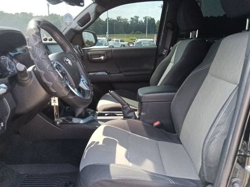 Used 2022 Toyota Tacoma TRD Off-Road AWD/4WD image 15