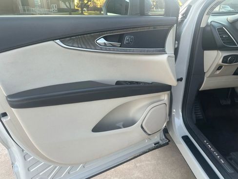 Used 2019 Lincoln Nautilus Select image 9