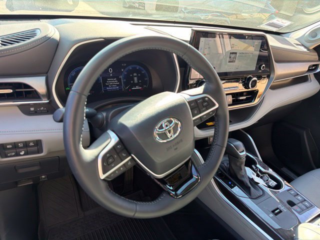 Certified 2026 Toyota Highlander Limited AWD/4WD image 18