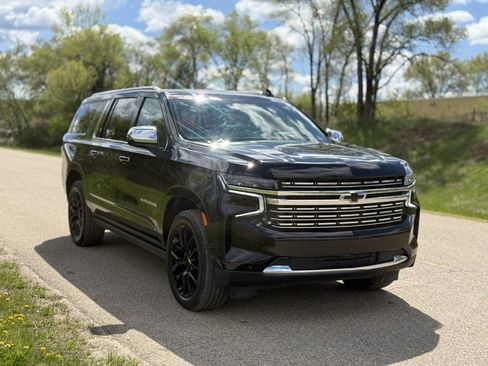 Used 2023 Chevrolet Suburban Premier AWD/4WD image 4