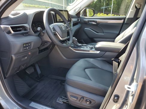 Used 2026 Toyota Highlander Limited AWD/4WD image 18