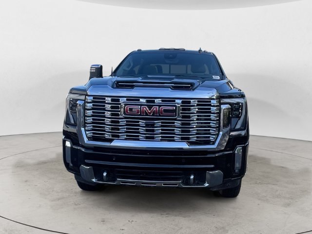 Used 2024 GMC Sierra 3500 Denali w/ Technology Package AWD/4WD image 2