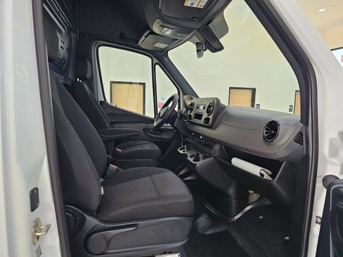 Used 2022 Mercedes-Benz Sprinter 2500 image 31