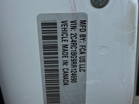 Used 2024 Chrysler Pacifica Touring-L image 38