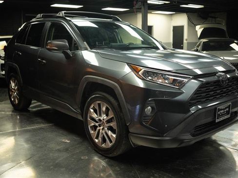 Used 2019 Toyota RAV4 XLE Premium w/ Carpet Mat Package FWD image 5