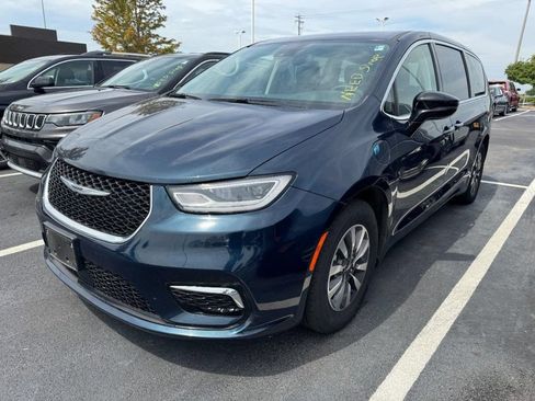 Used 2024 Chrysler Pacifica Limited FWD image 3