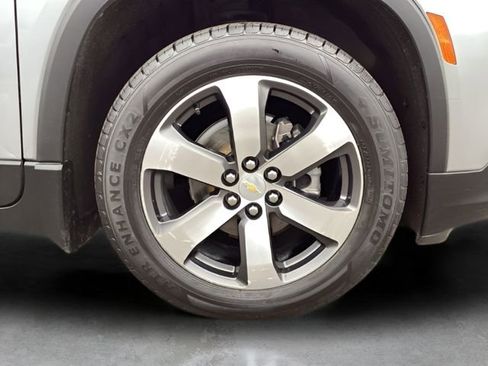 Used 2023 Chevrolet Traverse LT w/ LT Premium Package image 9