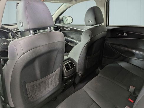Used 2020 Kia Sorento LX image 19