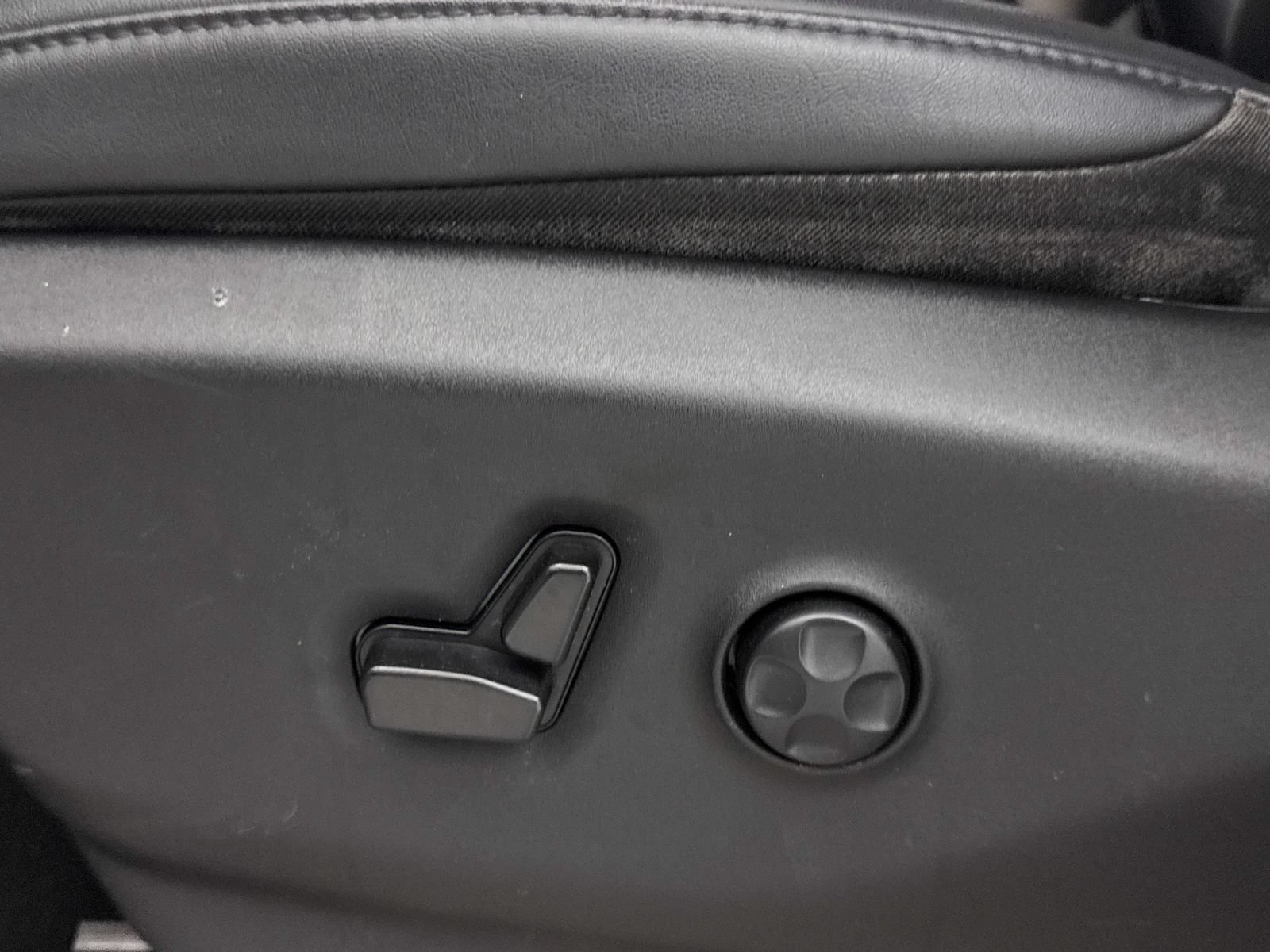 Used 2024 Chrysler Pacifica Touring-L FWD image 23
