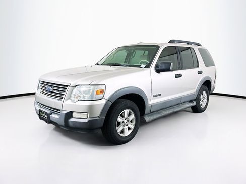 Used 2006 Ford Explorer XLT image 3
