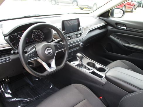 Used 2025 Nissan Altima 2.5 SV FWD image 12