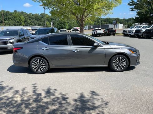 Used 2023 Nissan Altima 2.5 SV FWD image 8