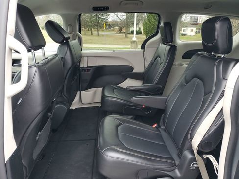 Used 2024 Chrysler Pacifica Touring-L FWD image 28