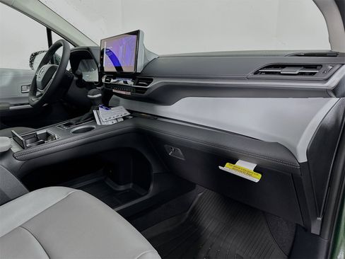 New 2026 Toyota Sienna XLE image 32