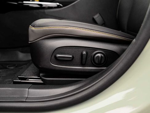 New 2026 Chevrolet Trax ACTIV w/ Sunroof Package image 18