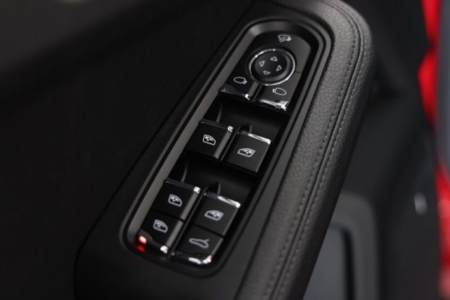 Used 2025 Porsche Macan AWD/4WD image 22