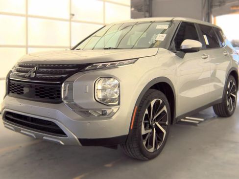 Used 2024 Mitsubishi Outlander SE AWD/4WD image 2