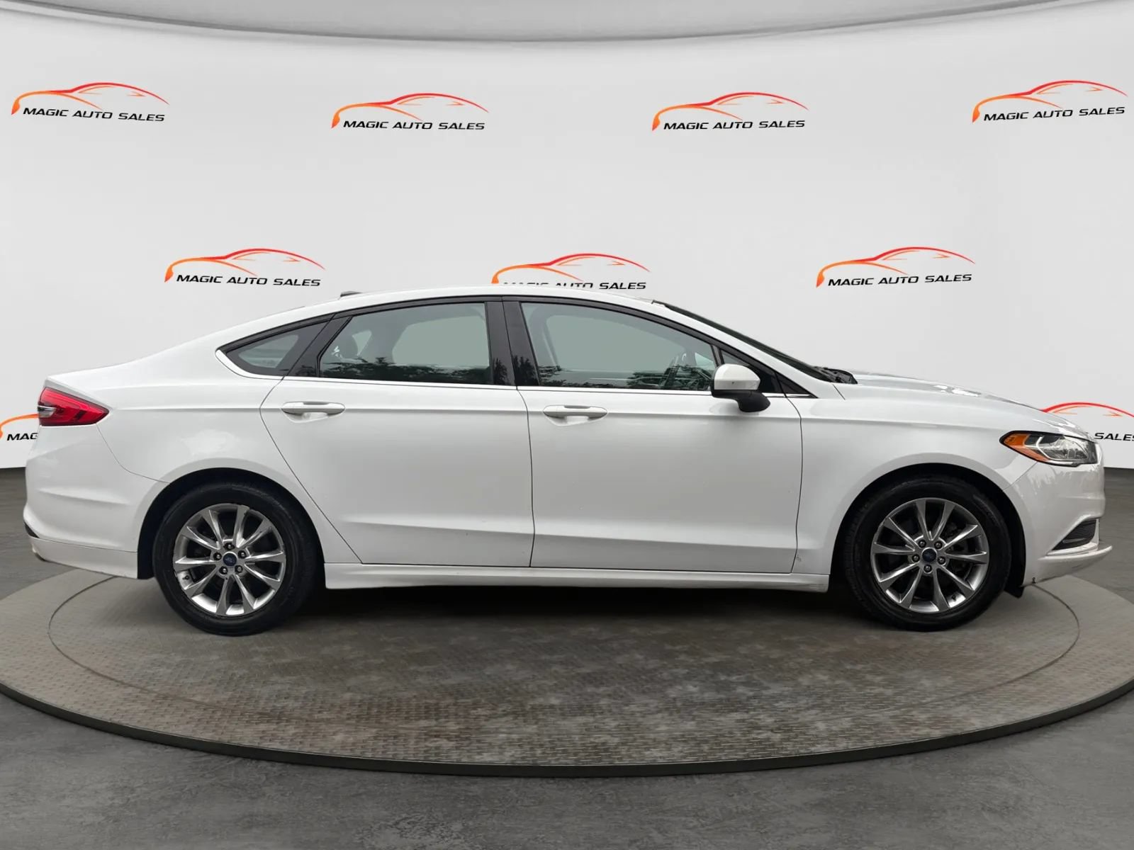 Used 2017 Ford Fusion SE w/ Fusion SE Technology Package FWD image 6