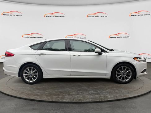 Used 2017 Ford Fusion SE w/ Fusion SE Technology Package FWD image 5