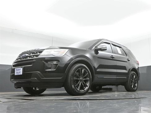 Used 2019 Ford Explorer XLT w/ Equipment Group 202A AWD/4WD image 29