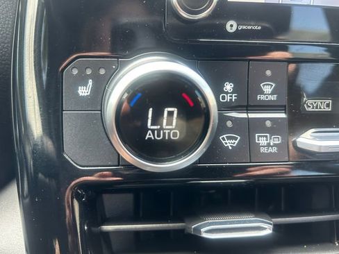 Used 2021 Toyota Highlander XLE FWD image 24