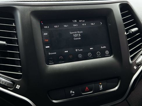 Used 2021 Jeep Cherokee Latitude Plus FWD image 17