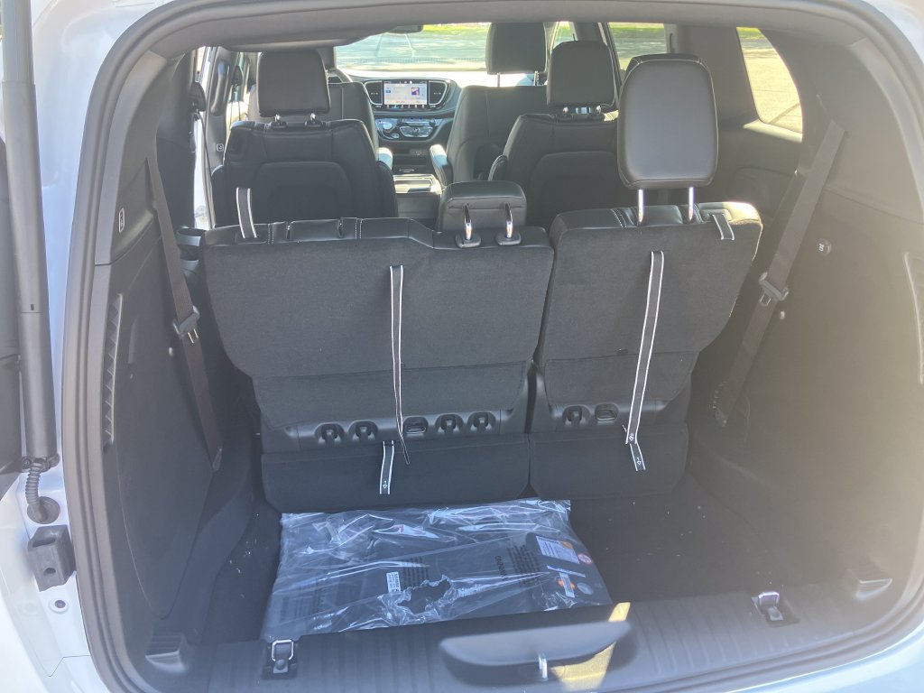 New 2027 Chrysler Pacifica Select FWD image 21
