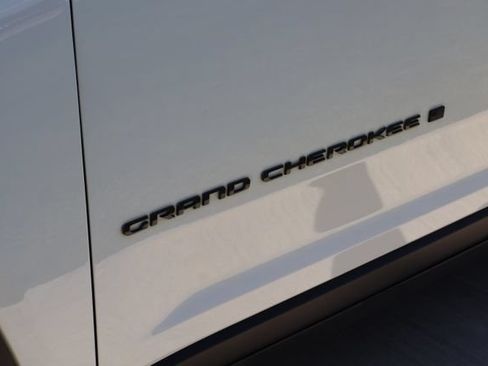 Certified 2023 Jeep Grand Cherokee Altitude AWD/4WD image 9