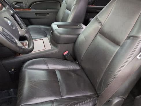 Used 2013 Chevrolet Avalanche LTZ image 16