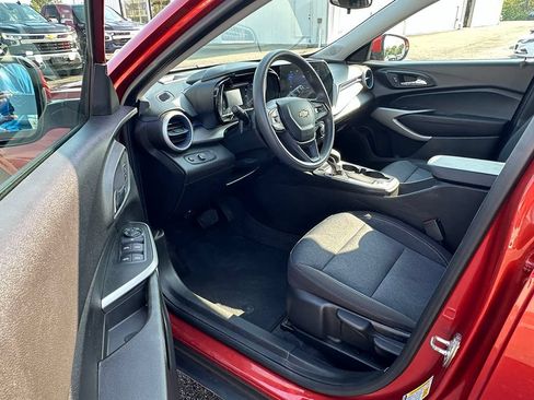 Used 2024 Chevrolet Trax LS w/ LS Convenience Package FWD image 18