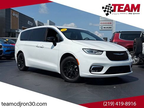 Used 2026 Chrysler Pacifica Select FWD image 1