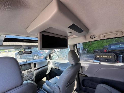 Used 2017 Toyota Sienna XLE Premium AWD/4WD image 7