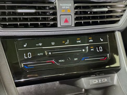 Used 2025 Volkswagen Jetta SE FWD image 13